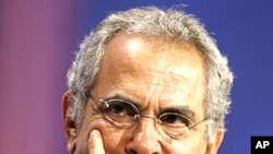 Jose Ramos-Horta tried to seduce Amanda Vanstone.