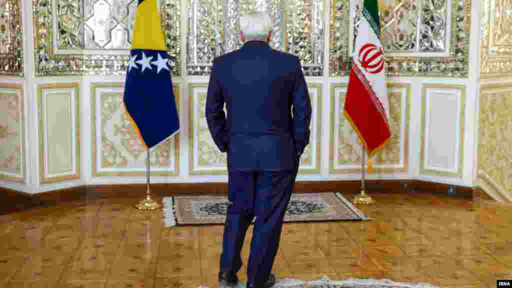این عکس خبرنگار ایسنا از محمدجواد ظریف است که در انتظار است تا بعد دیدار با وزیر خارجه بوسنی، با او در کنفرانس خبری شرکت کند. عکس: روح اله وحدتی، ایسنا