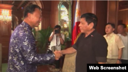 Tổng thống Rodrigo Duterte gặp Đại sứ Trung Quốc tại Philippines Zhao Jianhua ngày 7/7/2016.