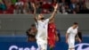 Arturo Vidal du Chili lève les mains après la qualification de la sélection chilienne pour la finale de la Coupe des Compétitions grâce à une victoire aux tirs au but contre le Portugal au stade de Kazan, Russie, 28 juin 2017.