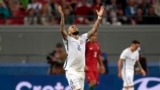 Arturo Vidal du Chili lève les mains après la qualification de la sélection chilienne pour la finale de la Coupe des Compétitions grâce à une victoire aux tirs au but contre le Portugal au stade de Kazan, Russie, 28 juin 2017.