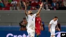 Arturo Vidal du Chili lève les mains après la qualification de la sélection chilienne pour la finale de la Coupe des Compétitions grâce à une victoire aux tirs au but contre le Portugal au stade de Kazan, Russie, 28 juin 2017.