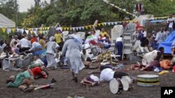 Warga berlarian setelah terjadi ledakan di gereja Katolik di kota Arusha, Tanzania (5/5). 