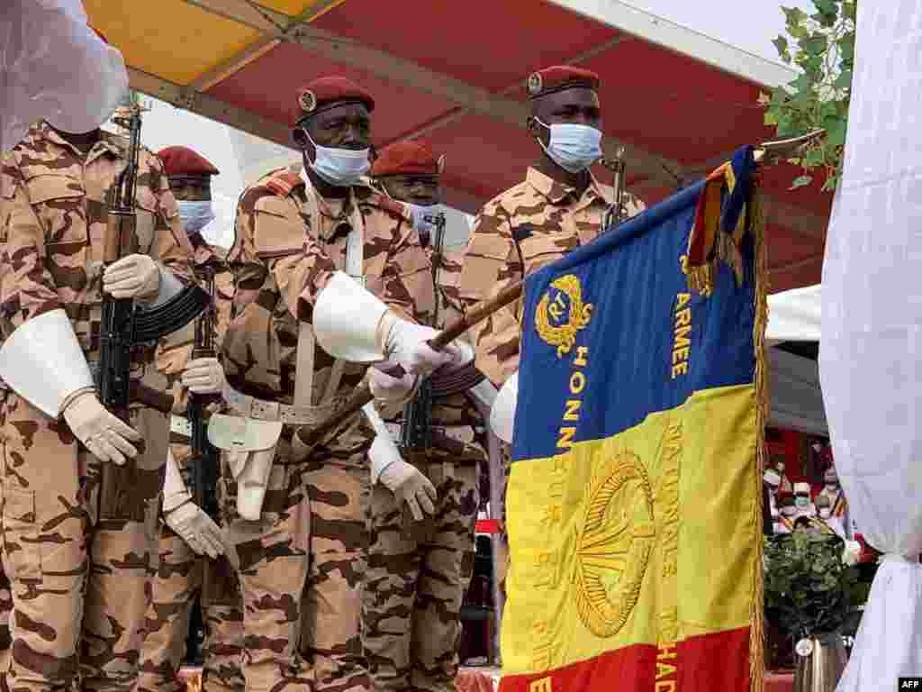 Des soldats tchadiens se pr&#233;parent aux fun&#233;railles d&#39;&#201;tat du d&#233;funt pr&#233;sident tchadien Idriss Deby Itno, &#224; N&#237;Djamena, le 23 avril 2021.