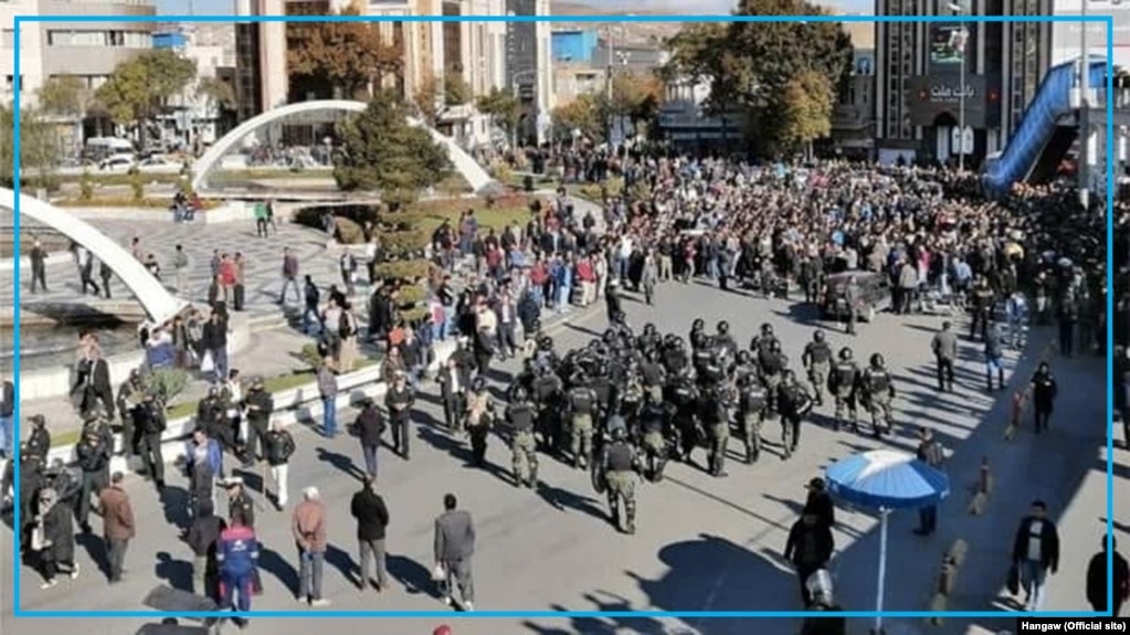 Las manifestaciones tuvieron lugar en más de una docena de ciudades en las horas posteriores a la decisión del presidente Hassan Rouhani el viernes temprano de recortar los subsidios a la gasolina para financiar los subsidios para los pobres de Irán.