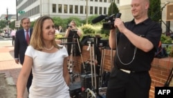 La ministra de Relaciones Exteriores de Canadá, Chrystia Freeland, caminanado hacia los medios de comunicación que la esperaban el pasado 28 de agosto.
