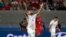 Arturo Vidal lève les mains après la qualification de son pays pour la finale de la Coupe des Compétitions contre le Portugal, Russie, le 28 juin 2017.