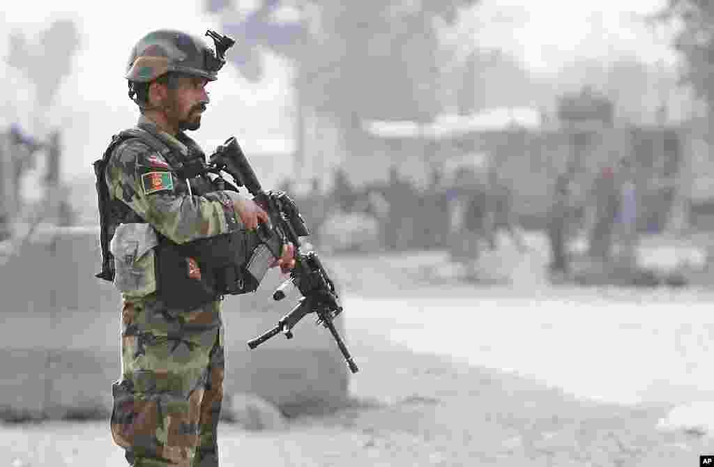 阿富汗军人在自杀爆炸现场站岗