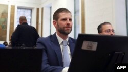 Eric Trump, putra dari mantan Presiden AS Donald Trump, saat menghadiri persidangan kasus penipuan yang melibatkan Trump Organization di Kota New York pada 2 November 2023. (Foto: Shannon Stapleton/Pool/AFP)