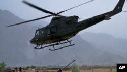 Helikopter militer Pakistan bersiap lakukan serangan udara di Waziristan utara, perbatasan Afghanistan.