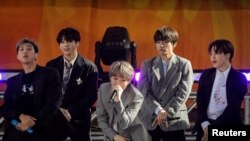 Miembros de la banda de K-Pop, BTS se presentan en el programa 'Good Morning America' de ABC en Central Park en la ciudad de Nueva York, EE.UU.