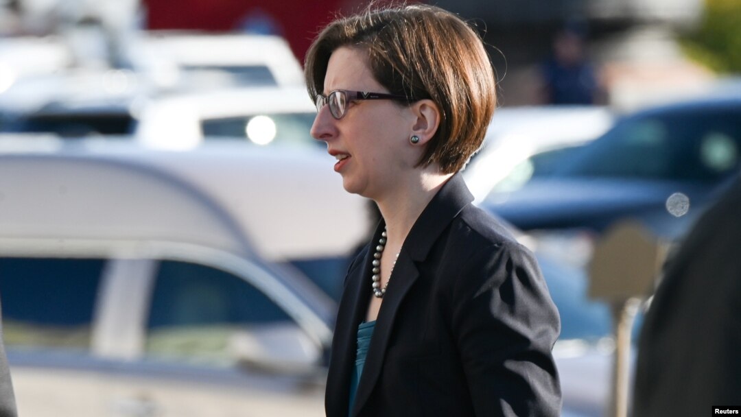 Laura Cooper, vicesecretaria adjunta de Defensa, llega al Capitolio para testificar a puertas cerradas en la investigación de juicio político que realizan tres comisiones de la Cámara de Representantes. 23 de octubre de 2019. Reuters/Erin Scott.