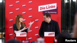 Pemimpin partai Kiri Jerman (Die Linke) Heidi Reichinnek didampingi seorang pimpinan Kelompok Kiri lainnya, memberikan keterangan kepada media di Bundestag Soeren Pellmann, seusai pemilihan umum Jerman di Berlin, 25 Februari 2025. (Lisi Niesner/REUTERS)