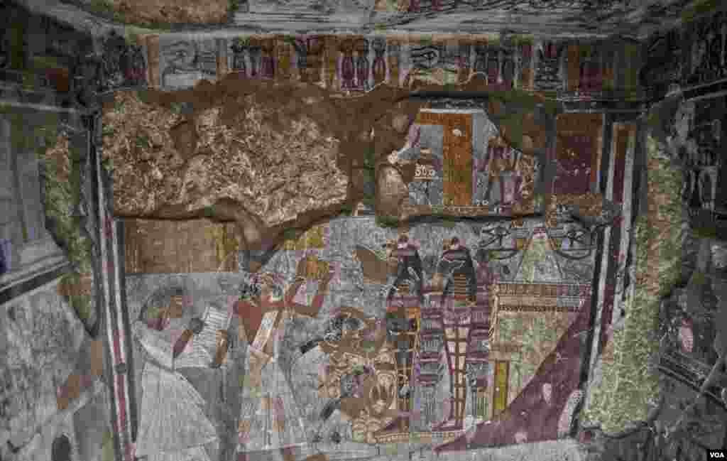 A mural inside the tomb depicts Raya, the fourth prophet of Amun and his wife, Mutemwia. (Photo: H. Elrasam) 