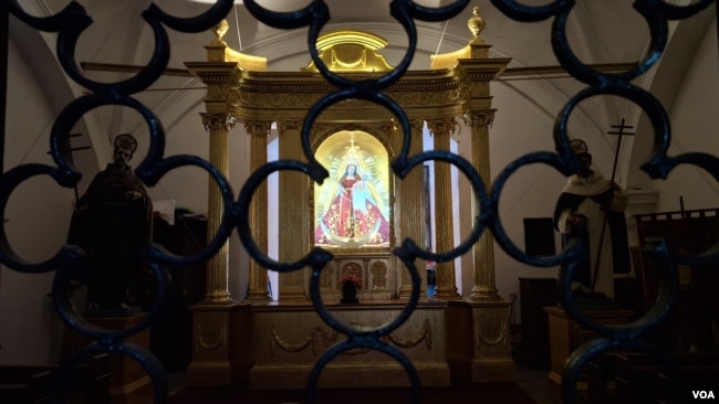 Las muestras de la religiosidad son uno de los elementos distintivos de Antigua Guatemala, con piezas de imaginería que datan del siglo XVI y XVII. [Foto: Tomás Guevara, VOA]