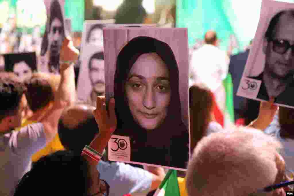 برخی شرکت کنندگان در نشست &laquo;ایران آزاد&raquo;، عکسهایی از کشته شدگان توسط جمهوری اسلامی را در دست داشتند.