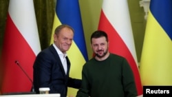 Президент Украины Владимир Зеленский (справа) и премьер-министр Польши Дональд Туск (слева) во время совместной пресс-конференции в Киеве, Украина, 22 января 2024 года.