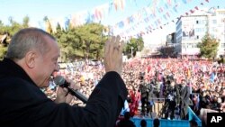 Le Président turc Recep Tayyip Erdogan pendant la campagne électorale du Parti de la justice et du développement, au pouvoir, à Burdur, en Turquie, le 18 février 2019.