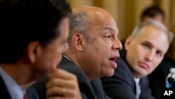 El secretario de Seguridad Nacional, Jeh Johnson, testifica junto a a los directores del FBI, James Comey, y del Centro Nacional Antiterrorista, Matthew Olsen.