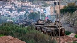 Tank-tank dan buldoser Israel mengambil posisi di kamp pengungsi Palestina di kota Jenin, Tepi Barat yang diduduki Israel. 