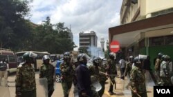 2016年5月23日，内罗毕的防暴警察用催泪弹驱散小股的抗议者。