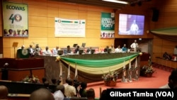 Table des officielle à la cérémonie d’ouverture de la conférence de la Communauté économique des Etats d'Afrique de l'Ouest (Cédéao) à Abuja, Nigeria, 26 avril 2018. (VOA/Gilbert Tamba)
