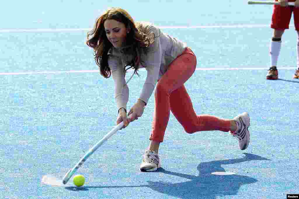 런던 올림픽공원 리버 사이드 경기장에서 하키 경기를 선보이는 영국의 캐서린 캠브리지 공작부인(2012.3.15)