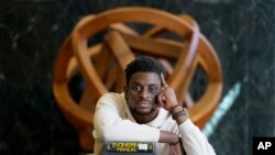 Wofai Ewa, estudiante del Instituto de Tecnología de Illinois, originario de Nigeria, posa para un retrato el viernes 18 de septiembre de 2020 en la biblioteca del instituto en Chicago.