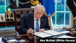 ولسمشر ټرمپ د چهارشنبې په ماښام یو فرمان لاسلیک کړ او امریکا ته یې د ۱۲ هېوادونو په وګړو باندې د راتګ بندیز ولګوه