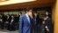 លោក​នាយករដ្ឋមន្ត្រី​ជប៉ុន Shinzo Abe ចាកចេញ​ពី​សន្និសីទ​កាសែត​មួយ​នៅ​ការិយាល័យ​នាយករដ្ឋមន្ត្រី​នៅ​ក្នុង​ក្រុង​តូក្យូ កាលពី​ថ្ងៃទី៤ ខែឧសភា ឆ្នាំ២០២០។