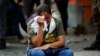 Un mujer llora la pérdida de un familiar tras ser presuntamente asesinado por miembros de una pandilla, el sábado 26 de abril de 2020 en la ciudad de San Martín, El Salvador. El asesinado era guardia de seguridad privada. El fin de semana las autoridades reportaron 51 asesinatos en todo el país, mientras la población se encuentra bajo fuertes medidas de cuarentena.