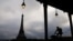 Un hombre monta una bicicleta a lo largo de un carril bici en el puente Pont de Bir-Hakeim, cerca de la Torre Eiffel en París, el 18 de octubre de 2022.