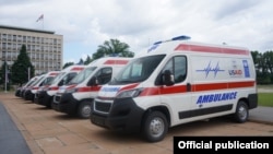 Šest novih ambulantnih vozila koje je ambasador SAD Entoni Godfri uručio je u ministru zdravlja Srbije Zlatiboru Lončaru, namenjenih zdravstvenim ustanovama u Srbiji, u Beogradu, 14. juna 2021. (Foto: Ambasada SAD u Srbiji)