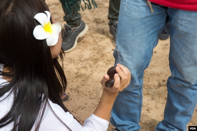 យុវជន​កម្ពុជា​កំពុង​លេង​ល្បែង​ប្រជាប្រិយ​នៅក្នុង​កម្មវិធី«​បុណ្យភូមិ» ​ក្នុង​វត្ត​ទួល​ក្រសាំង​ ក្នុង​ខេត្ត​កណ្តាល​ នៅ​ថ្ងៃទី​៧ ខែ​មេសា​ ឆ្នាំ​២០១៧។ (ហ៊ាន សុជាតា/ VOA)