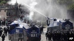 주요 20개국(G20) 정상회의가 열리는 독일 함부르크에서 7일 대규모 시위가 열린 가운데 경찰이 물대포를 쏘고 있다.