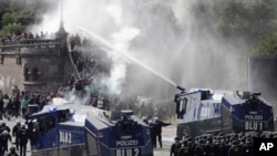 Полиция использует водяные пушки для разгона агрессивной толпы