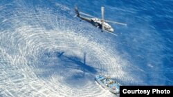 救援直升飛機盤旋載運傷患的小艇上空之二（美國空軍提供）