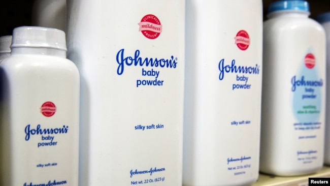 Unas 22 mujeres y sus familias indicaron que el talco en polvo de Johnson & Johnson contiene asbesto, y esto contribuyó a su cáncer de ovario.