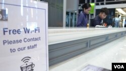 A Wi-Fi sign is displayed at a café in Bangkok, Thailand (Z. Peter/VOA)