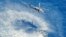 救援直升飛機盤旋載運傷患的小艇上空之二（美國空軍提供）