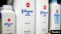 Botol bedak bayi Johnson & Johnson di sebuah apotek di New York, 15 Oktober 2015. 