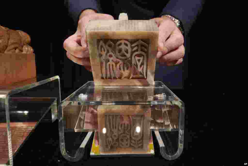 The Imperial Inscribed White Jade &quot;Ji&#39;entang&quot; Seal for the Qianlong Period of China&#39;s Qing Dynasty is displayed during the Sotheby&#39;s auction preview in Hong Kong.&nbsp;The seal is expected to fetch $16.1 - 23.2 million.