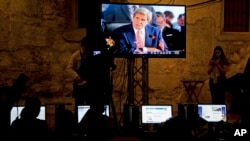 El secretario de Estado estadounidense, John Kerry, es visto desde el salón de prensa durante la Asamblea General de la OEA, en Antigua Guatemala.
