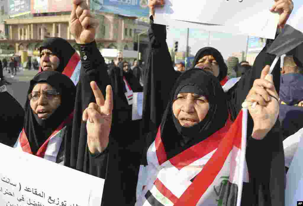 یکی از حامیان مقتدا صدر، روحانی شیعه در تظاهراتی که از دولت حیدرالعبادی انتقاد دارند. آقای عبادی هم خود شیعه است.