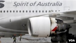 Petugas pemadam kebakaran berada di sekitar pesawat Qantas yang mendarat darurat bandara Changi Singapura. (Foto: Dokumentasi)