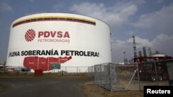 Un tanque de petróleo es visto en el complejo industrial José Antonio Anzoategui de PDVSA en el estado de Anzoategui, Venezuela. Abril 15, 2015.