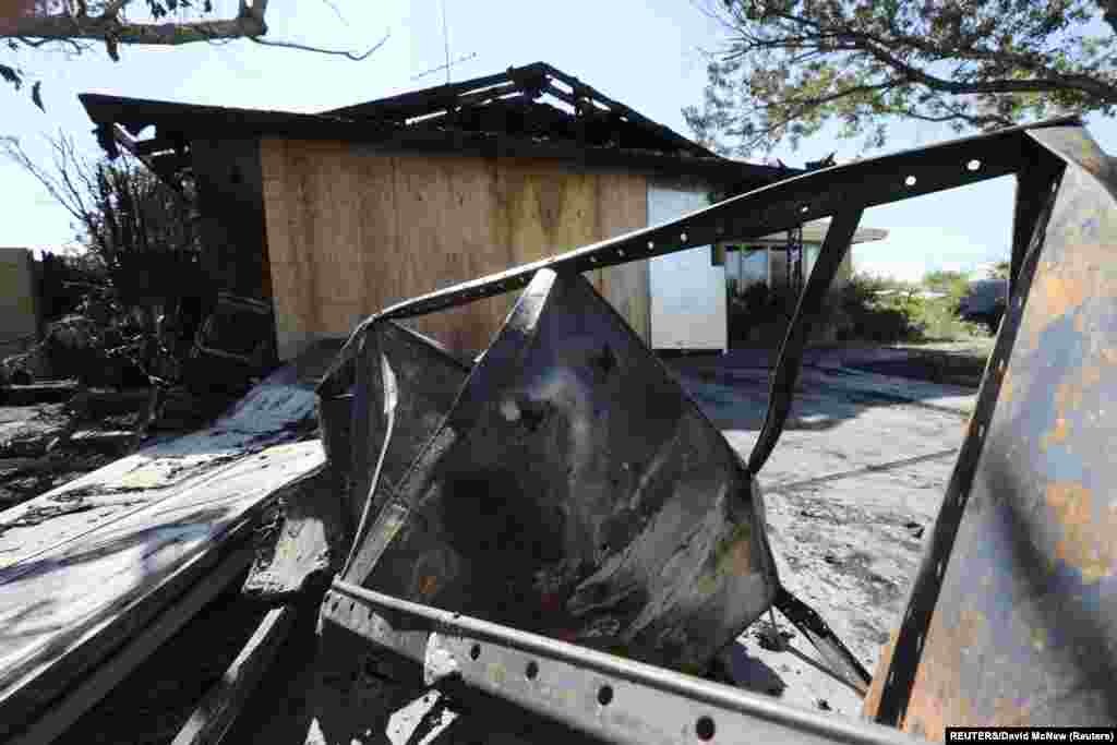 Uma casa ficou em ruínas depois de incendiar em consequência do terramoto de magnitude 7.1 em Ridgecrest, Califórnia