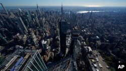 ARCHIVO - Personas disfrutan de la plataforma de observación The Edge, en una vista desde City Climb, una nueva atracción en 30 Hudson Yards en Nueva York, el miércoles 3 de noviembre de 2021.