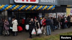 Черга до продуктового магазину у звільненому ЗСУ Херсоні, 20 листопада 2022. REUTERS/Murad Sezer