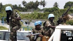 Les casques-bleus de l'ONU sont déployés dans les rues d'Abidjan, en Côte d'Ivoire, le 3 mars 2011.